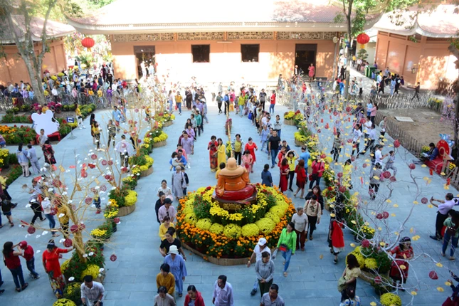 Về chùa Hoằng Pháp nhận lộc: trật tự, nhẹ nhàng ảnh 1 hphap 4.jpg