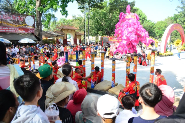 Về chùa Hoằng Pháp nhận lộc: trật tự, nhẹ nhàng ảnh 13 hphap 8.jpg