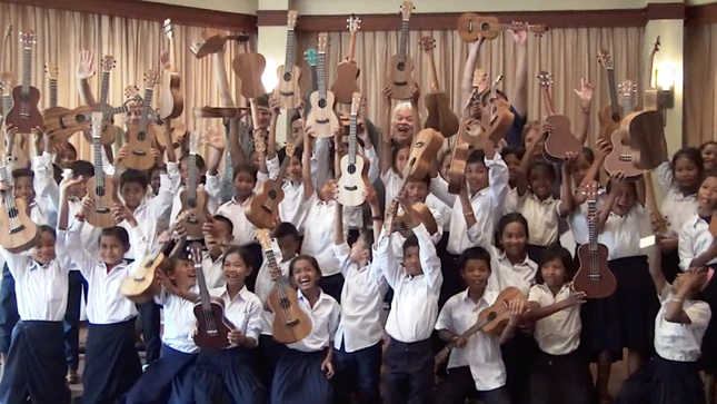 tang dan ukulele cho tre em ngheo.png