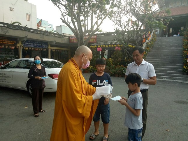 h1-phat-khau-trang_lkcz.jpg