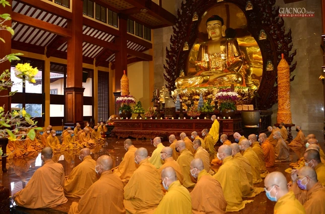 Chư Tăng bố-tát, thính giới kỳ đầu tiên năm Canh Tý ảnh 4 bt.JPG