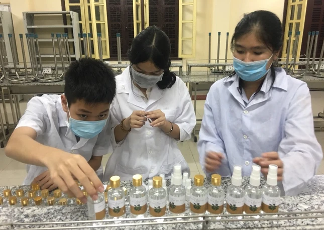 thpt chuyen hue 1.jpg