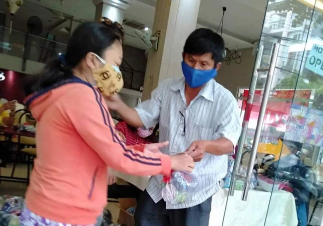 Tặng quà bệnh nhân nghèo ngày 08-02-2020.jpeg