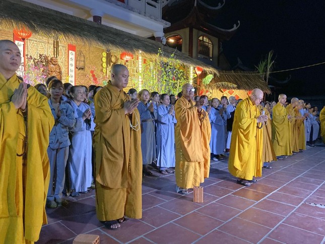 KON TUM - Chùa Huệ Chiếu - hòa thượng cùng đại chúng đã thiền hành đến sân trước đại điện để hành lễ niệm kinh cầu an.jpg