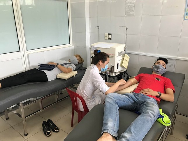Đà Nẵng: Phật tử hiến máu trong mùa dịch Corona ảnh 1 anh hienmau1.jpg