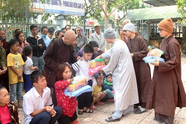 Rằm tháng Giêng, 370 triệu đồng làm từ thiện tại Huế ảnh 1 Hue 102.jpg