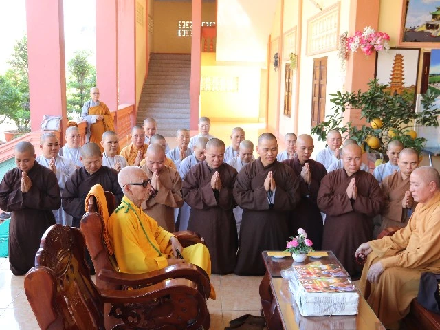 1. Cựu Tăng Ni sinh Cơ Bản 3 và Cao Đăng 2 khánh tuế Hòa thượng Hiệu Trưởng.jpg