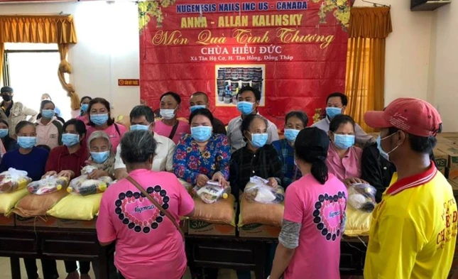 Tang qua khau trang va xa bong st  khuan.jpg