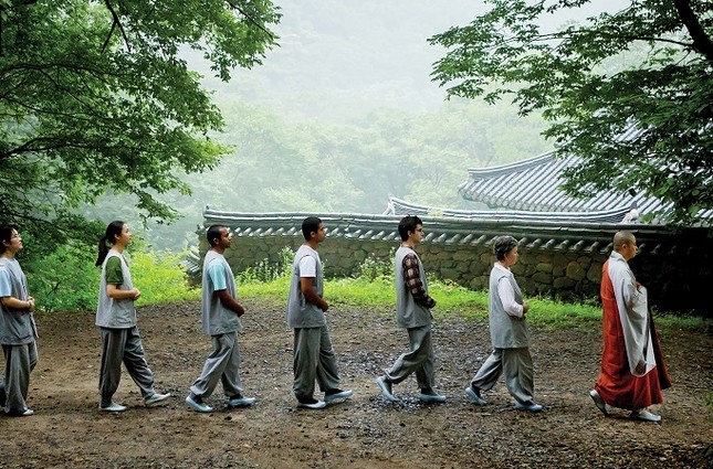 walkingmeditation-1507220697644-14-HR.jpg