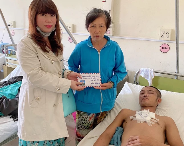 Chị Minh Thu trao tiền đến gia đình bệnh nhân.jpg