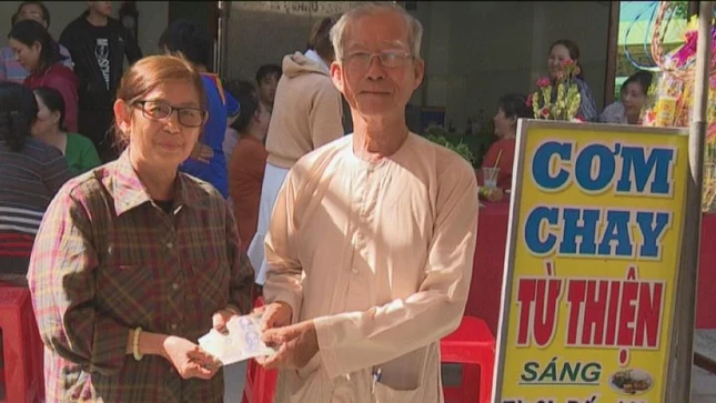 Manh thuong quan ung ho tien cho     diem PV com nuoc mien phi o TTTC.JPG