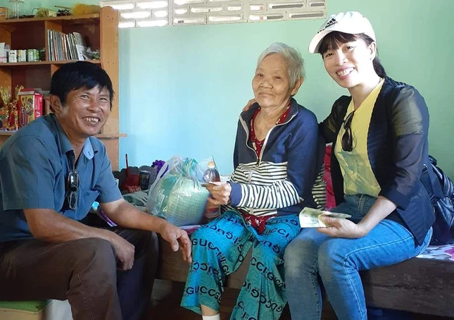 Tặng quà cho người già neo đơn ở xã Diên Xuân, huyện Diên Khánh.jpeg
