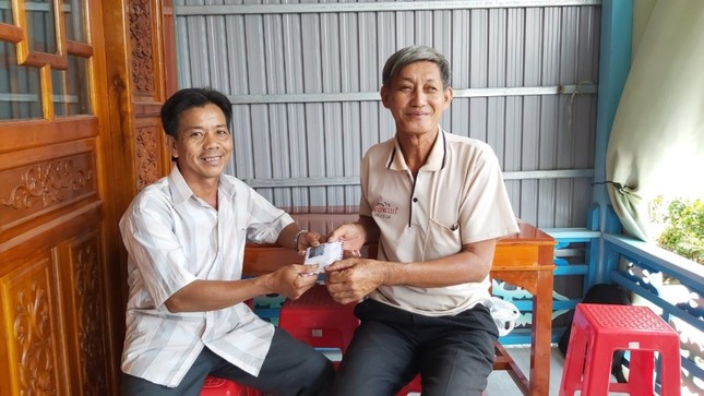 Anh Hải tặng tiền lại cho xe chuyển bệnh.jpg