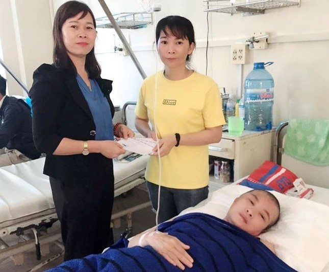 Cô giáo Lê  Thị Thanh Nga  (bên trái) trao tiền cho người nhà bệnh nhân Ngọc Mai.jpg
