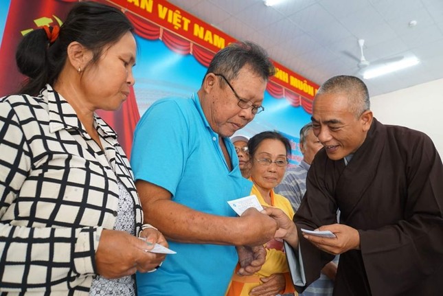 TT Thich Thien Quy tang the BHYT.jpg