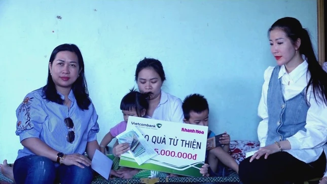 Trao tiền hỗ trợ đến chị Đặng Thị Đức bị TNGT.jpg