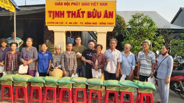 TRAO QUA CHO HON 200 CU GIA NEO ĐON.jpg