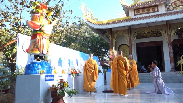 Nghi thức an vị tượng 18 La Hán.jpg