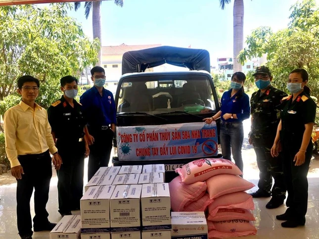 Tặng quà đến Trung tâm Bồi dưỡng quốc phòng.jpg