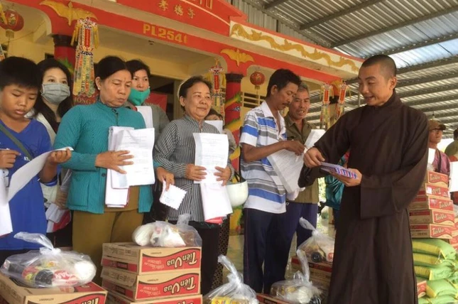 Tang qua cho ho ban ve so ngheo xa  Tan Ho Co.jpg