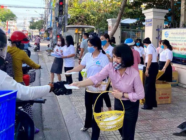 Các chùa, đơn vị hỗ trợ viện phí, tặng quà và khẩu trang y tế ảnh 3 Trao khẩu trang yêu thương đến nhân dân.jpg