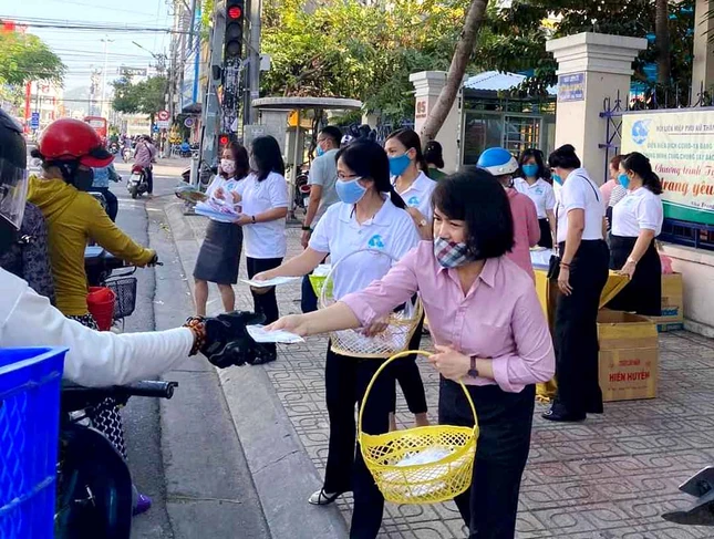 Trao khẩu trang yêu thương đến nhân dân.jpg