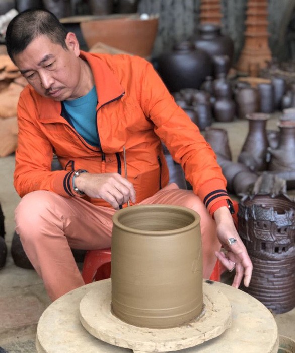 Họa sĩ Lê Thiết Cương làm việc với dự án Kinh gốm tại làng gốm Hương Canh - Ảnh: NVCC HS Lethietcuong 1.jpg