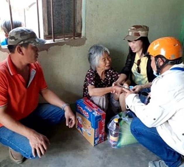 Vệ sinh môi trường sống, tặng nước ngọt, quà ảnh 4 Tặng quà đến hộ nghèo xã Diên Xuân, H. Diên Khánh.jpg