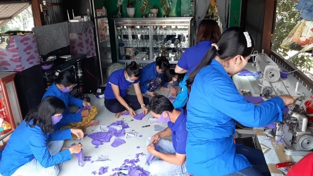NHIỀU TÌNH NGUYỆN VIÊN HỖ TRỢ CÔNG TÁC MAY KHẨU TRANG.jpg