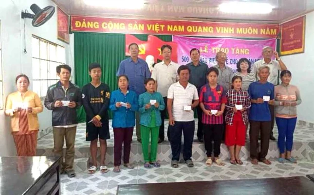 Tang 500 the BHYT cho ho can ngheo  xa Phu Thanh B.jpg