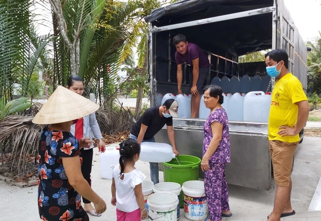 Hỗ trợ nước cho bà con Bến Tre.jpg