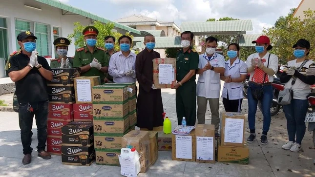 DD Thich chon Tri trao qua  tang.jpg