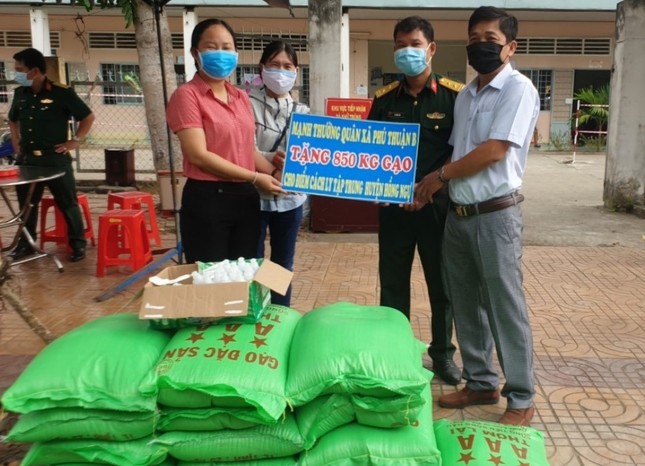 Các đơn vị, cá nhân ủng hộ phòng chống Covid-19 ảnh 4 Tặng gạo cho khu cách ly.jpg