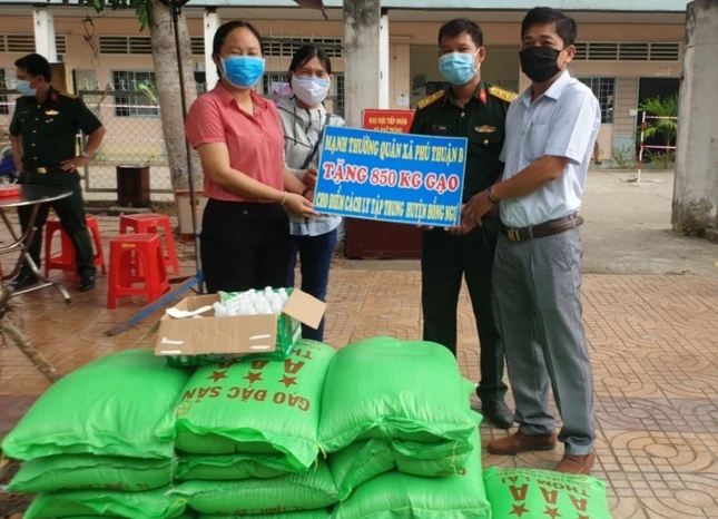 Tặng gạo cho khu cách ly.jpg