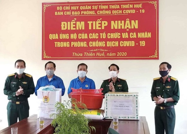 Nhiều đơn vị trao quà tại khu cách ly và người bán vé số ảnh 4 Covid.jpg