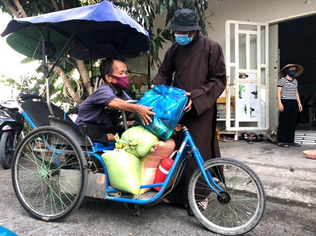 Nhiều đơn vị trao quà tại khu cách ly và người bán vé số ảnh 2 TT Quy tang qua cho nguoi ban ve so dao khuyet tat.jpg