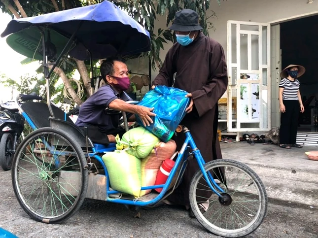 TT Quy tang qua cho nguoi ban ve so  dao khuyet tat.jpg