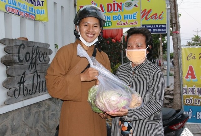 Nhiều đơn vị trao quà tại khu cách ly và người bán vé số ảnh 5 Xuan Uyen.jpg