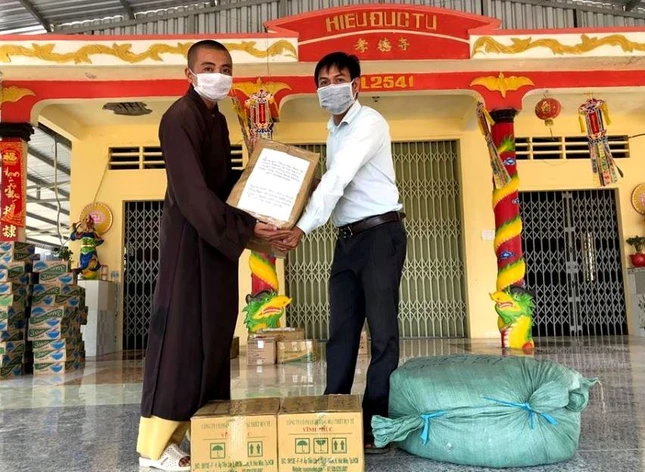 DD Thich Minh Khong trao qua cho  khu Cach ly TXHN.jpg