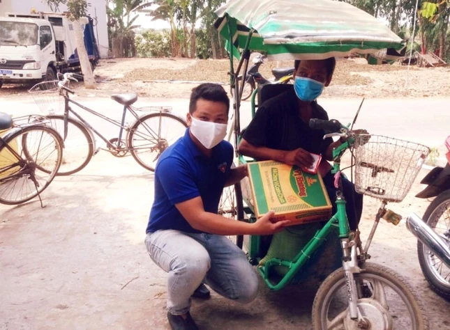 Trao gạo cho các hoàn cánh bán vé số.jpg