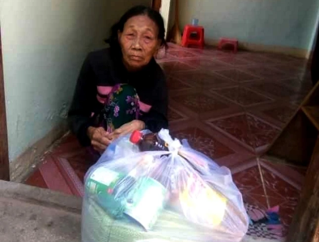 Quà đến với người già neo đơn.jpg