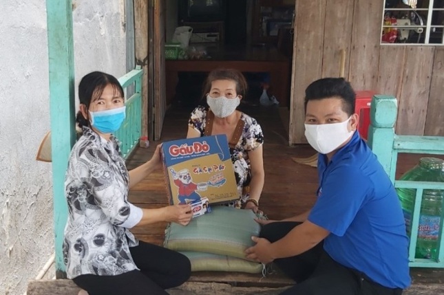 Trao gạo mì chia sẻ hoàn cảnh khó khăn.jpg