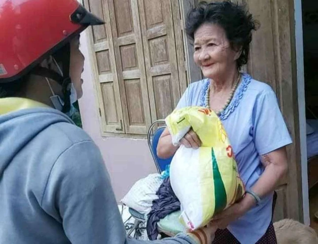 Trao gạo đến người già khó khăn ngày 7-4.jpg