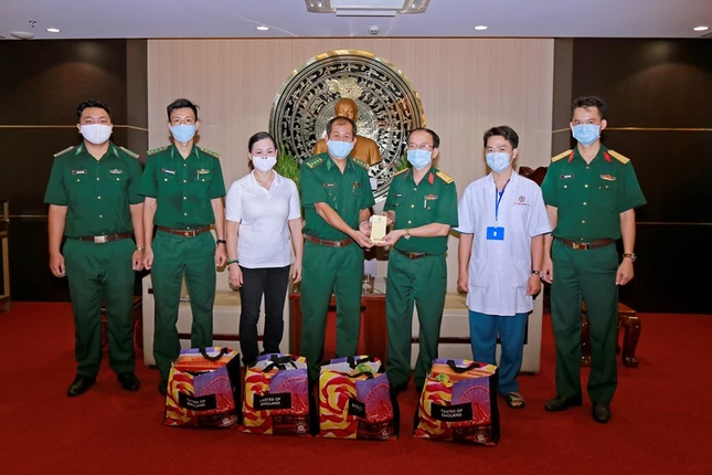 Trao qua va kinh phi.jpg