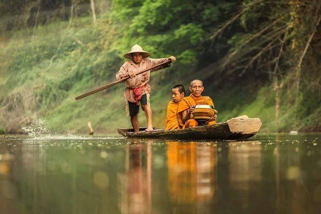 Vượt qua dòng xiết ảnh 1 anh quasong.jpg