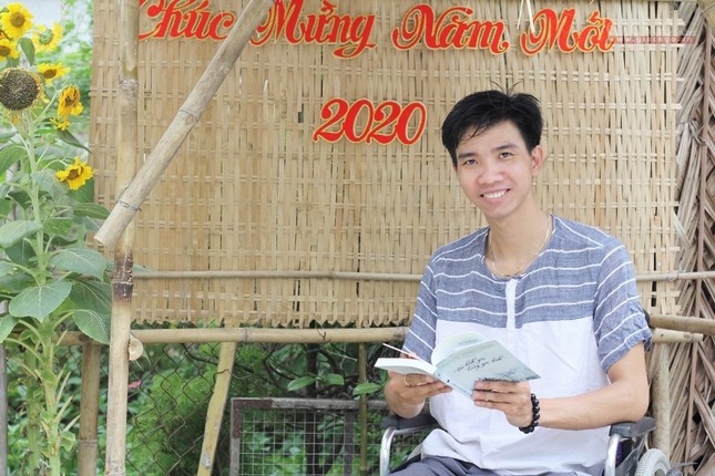 Thầy giáo trẻ mang nghị lực trên đôi chân tròn ảnh 1 trangtre.1041.2..jpg