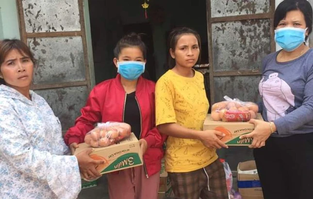 Tặng quà cho đồng bào DTTS xã Suối Tiên. ngày 9-4.jpg
