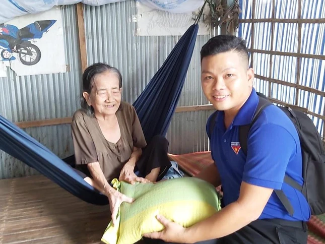 TRAO GẠO CHO HOÀN CẢNH KHÓ KHĂN.jpg