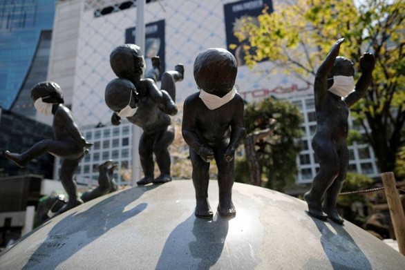 Virus corona chủng mới từ người bệnh có thể 'đi' xa 4 mét? ảnh 1 nhat-ban-covid-1586414025632764947285_jpg.jpg