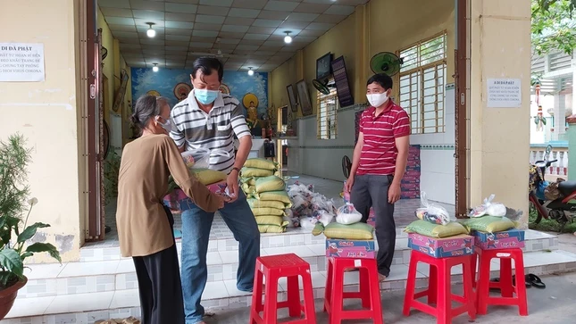 TRAO QUÀ CHO CÁC HOÀN CẢNH KHÓ KHĂN.jpg